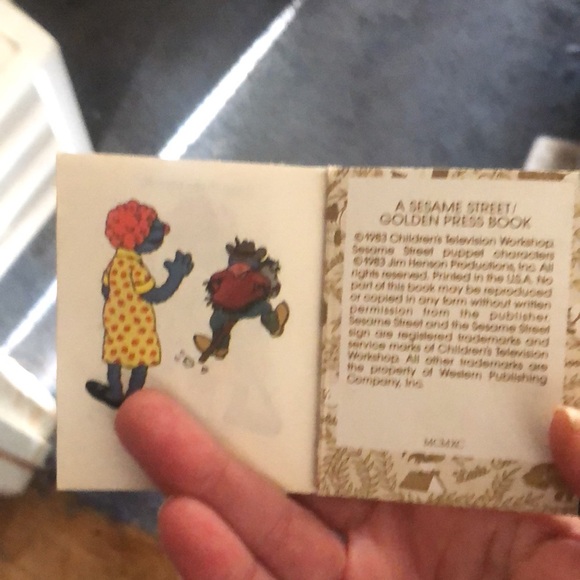 I can dress myself mini Sesame Street golden book - Picture 4 of 8
